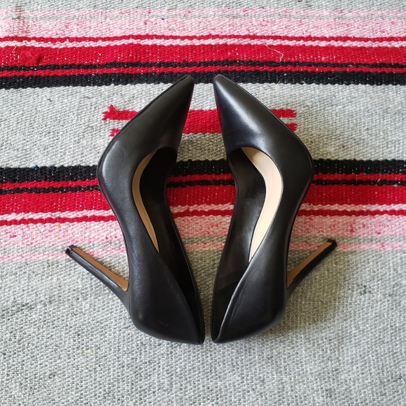 VINCE CAMUTO | BLACK LEATHER COURT HEELS - Picture 3 of 6